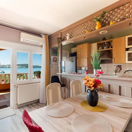 Three Bedroom With Terrace And Sea View Apartment *